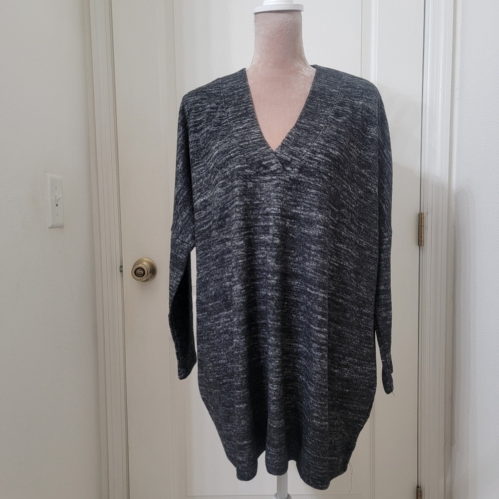 Zenana, Size M Black / Gray Marled V Neck Pullover Long Sleeve Top